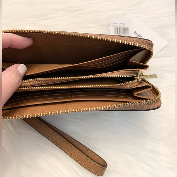 Coach Accordion Zippered Pebbled Leather Long Wristlet NWT - Picture 11 of 16